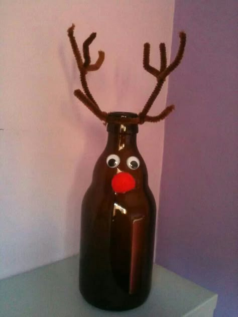 Reno con botella de cerveza hecho por mi prima Raquel Peiro,que chuloooo!!! Secret Friend, Ideas Cuarto, Ideas Navidad, Reno, Novelty Christmas, Christmas Ornaments, Holiday Decor, Christmas, Quick Saves