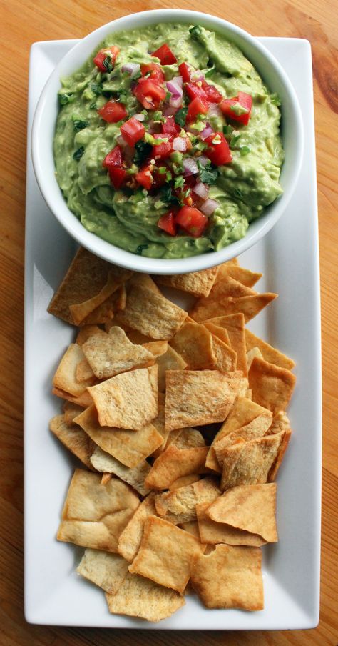 A Low-Fat, High-Protein Guacamole With a Healthy Secret Ingredient Greek Yogurt Guacamole, Healthy Dips, Guacamole Recipe, Snacks Für Party, Low Fat, Appetizer Snacks, I Love Food, Greek Yogurt, Hot Sauce