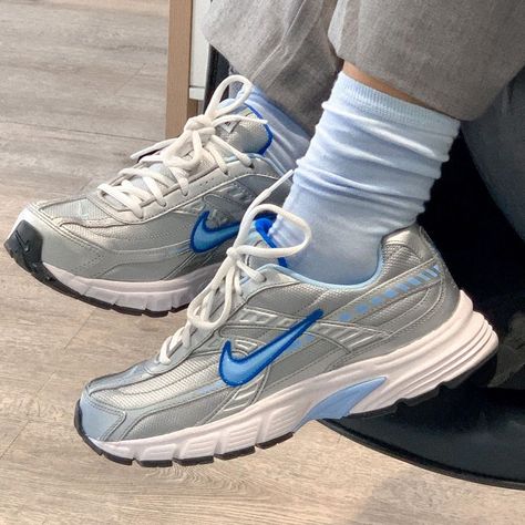 Nike initiator Nike Initiator Outfit, Nike Street Style, Nike Initiator, Nike Street, Diy Sneakers, Casual Fashion Trends, Pretty Shoes Sneakers, Street Style Shoes, Max On