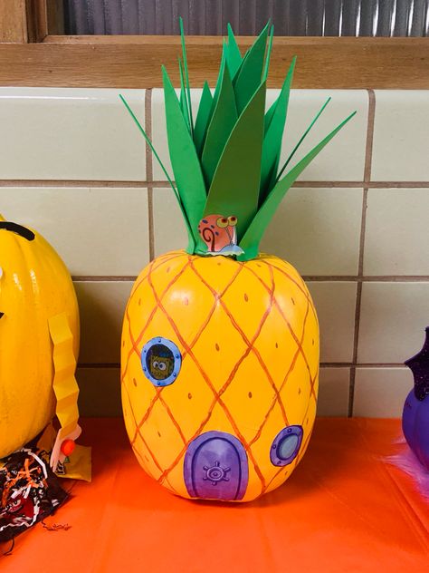 Spongebob’s house inspiration Pumpkin Ideas Spongebob, Gary Pumpkin Painting, Pumpkin Paint Ideas Halloween, Fall Painting Pumpkin Ideas, Painted Pumpkin Ideas For Contest, Spongebob Jack O Lantern, Pineapple Pumpkin Painting, Boys Pumpkin Painting Ideas, Creative Pumpkins Decorating