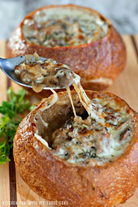 Philly Cheesesteak Soup Recipe, Philadelphia Sandwich, Philly Cheesesteak Soup, Soup In A Bread Bowl, Cheesesteak Soup, Bread Bowl Soup, Chicken Curry Soup, Steak Soup, Bread Bowl Recipe