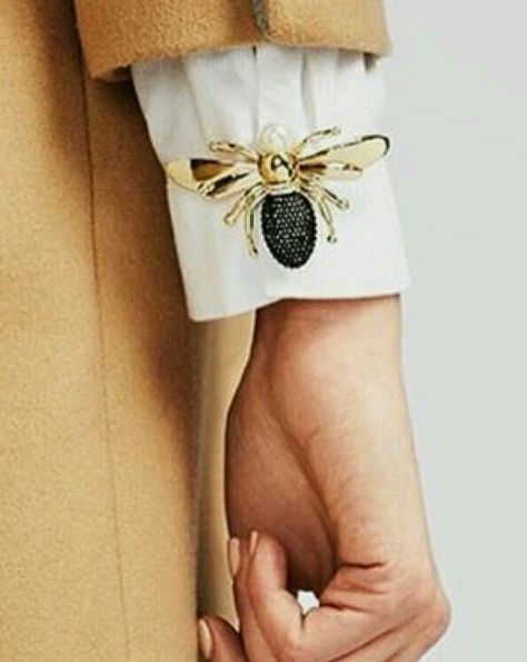 Diy Jewelry Projects, Crisp White Shirt, 자수 디자인, Winter Trends, White Shirts, Mode Inspiration, Jewelry Projects, Fashion Details, Diy Fashion