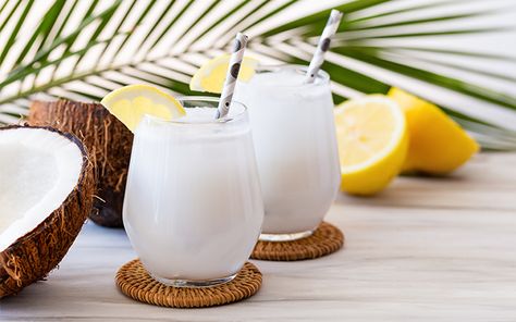 Coco Loco Drink, Coconut Water Cocktail, Lemon Drink Recipes, Creamsicle Smoothie, Smoothie Benefits, Frozen Cocktail Recipes, Mezcal Cocktails, Gin Cocktail Recipes, Refreshing Summer Cocktails