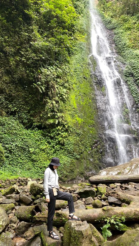 Ootd Air Terjun, Outfit Air Terjun, Ootd Sport, Photobox Pose, Nature Outfits, Adventure Picture, Waterfall Adventure, Camping Style, Summer Hiking Outfit