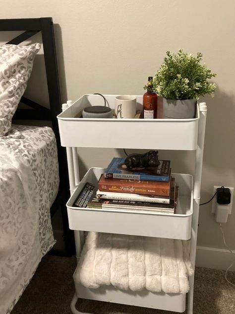 Room Decor Guys, Room Decor Hostel, Dorm Nightstand, Hostel Room Makeover, Raskog Ikea, Guys Room Aesthetic, Chambre Inspo, Hostel Room, Book Corner