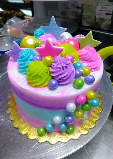 Bubble Gum Cake Ideas, Bubble Gum Birthday Cake, Candy Decorated Cake, Bubble Gum Birthday Party, Bubble Cake, Candyland Cake, Pear Cake, Creative Cake Decorating, Childrens Birthday Cakes