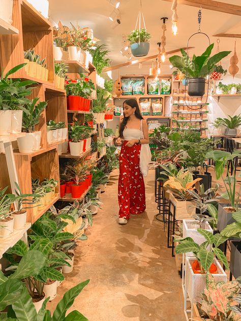 Plant Store Photoshoot, Plant Shop Photoshoot, Easy Self Portrait, Plant Photoshoot, Greenhouse Photos, Shopping Photoshoot, Plants Store, Plant Mom Aesthetic, Self Portrait Ideas