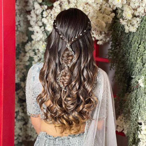 Hairstyle For Engagement, Hair Style On Saree, Hairstyle Examples, Engagement Hairstyles, Styling Mousse, Amazing Hairstyles, Hair Color Caramel, Hairstyles For Girls, Caramel Hair