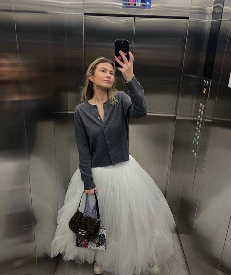 Tulle Skirt Winter Outfit, Carrie Bradshaw Tutu, Tulle Skirt Outfit, Skirt Styling, Carrie Bradshaw Outfits, Tulle Skirts Outfit, Stylish People, Winter Skirt Outfit, Hijabi Style