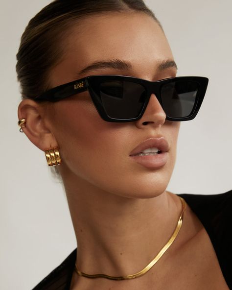 Stylish Glasses, Shield Sunglasses, Acetate Sunglasses, Stylish Sunglasses, Eyewear Womens, Elegantes Outfit, Black Sunglasses, Chic Boutique, Gold Foil