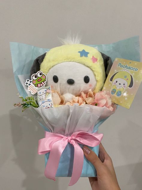 Kawaii Gift Basket, Pochacco Bouquet, Plush Bouquet Diy, Pompompurin Bouquet, Bouquet For Boyfriend, Plushie Bouquet, Sanrio Gifts, Sanrio Bouquet, Decoracion Hello Kitty