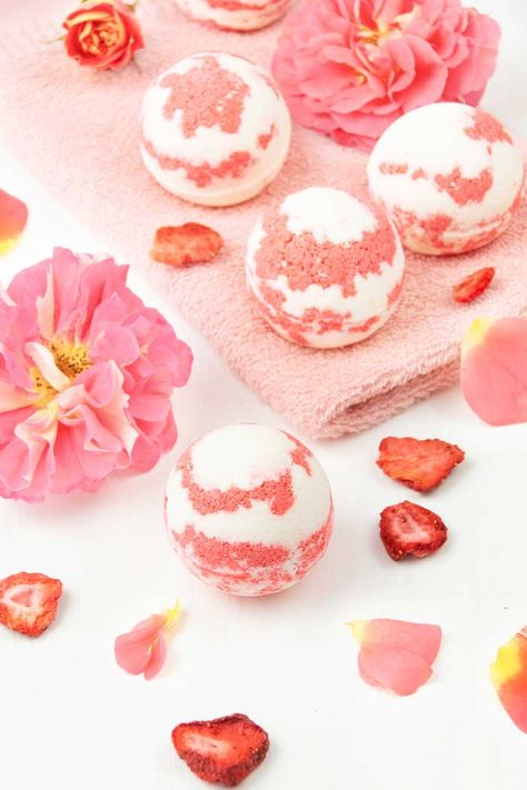 How to make a strawberry milkshake bath bomb without cornstarch. These cute and unique bath bombs would make a great gift. These natural bath bombs are fizzy and moisturizing. This DIY easy recipes uses essential oils for natural scents. Home made pretty and cool bath bombs. If you need ideas for summer bath bombs, try this recipe. #bathbomb #diy #strawberry Moisturizing Bath, Diy Hanging Shelves, Bath Bomb Recipes, Wine Bottle Diy Crafts, Strawberry Milkshake, Mason Jar Crafts Diy, Wine Bottle Diy, Floating Shelves Diy, Homemade Bath Products