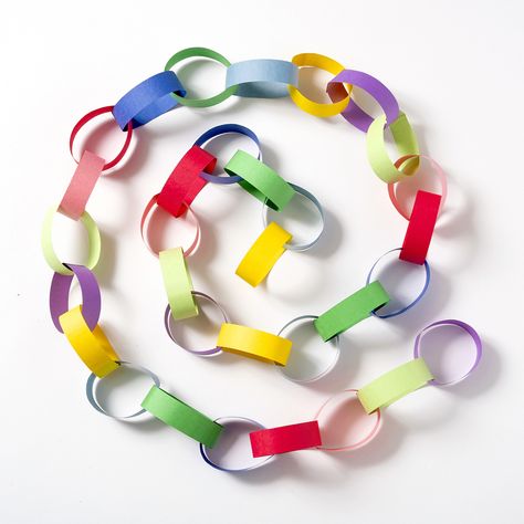 Paper Chain Aesthetic, Construction Paper Chain, Paper Links Chain, Paper Chain Necklace, Holiday Paper Chain, How To Make Paper Chains, Paper Chain Crafts, Paper Chain Decorations, Diy Paper Chain