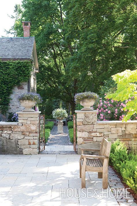 British Style Home, Gravel Courtyard, Stone Pillars, Casa Country, Front Yard Fence, Garden Entrance, Walled Garden, Garden Fencing, Gorgeous Gardens