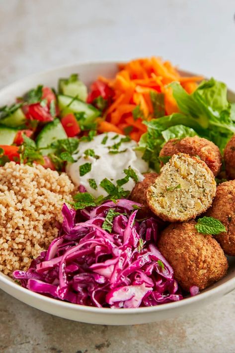 Viel frisches Gemüse, aromatischer Couscous und würzige Falafelbällchen vereinen sich in dieser Falafel-Bowl zu einer vegetarisch-leckeren Mahlzeit. Ein Dip aus Joghurt und Tahin runden das Rezept perfekt ab. #eatbetter #eatbettertogether #bowlrezepte #gesunderezepte #falafel Healthy Veggie Bowl Recipes, Couscous Bowl, Falafel Bowls, Falafel Wraps, Falafel Bowl, Diner Recept, Healthy Bowls, Veggie Bowl, Happy Foods