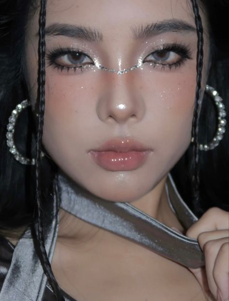 Chain Eye Makeup, Gems Makeup Look, Y3k Makeup, Aespa Makeup, Cybercore Makeup, Douyin Beauty, Metallic Eye Makeup, Layout Makeup, Gem Makeup