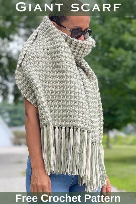 Learn how to crochet this huge Lenny Kravitz style crochet scarf with this free pattern. With this pattern you will be able to make your next oversized crochet wrap to keep yourself warm in the cold season. Lenny Kravitz Style, Huge Crochet, Giant Crochet, Chunky Crochet Scarf, Super Scarf, Crochet Scarf Pattern, Crochet Scarfs, Crochet Scarf Pattern Free, Lenny Kravitz