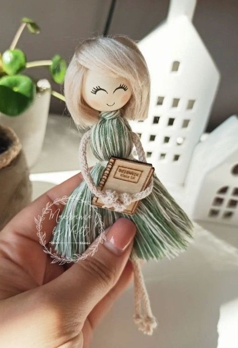 Diy Yarn Dolls, Macrame Dolls, Dolls Handmade Diy, Wool Dolls, Wood Peg Dolls, Yarn Dolls, Doll Diy Crafts, Angel Crafts, Clothespin Dolls