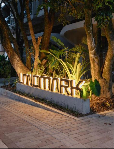 Hotel Exterior Entrance, Venue Signage Entrance, Wooden Signage Design Outdoor, Building Name Signage, Modern Signage Design Outdoor, Signage Ideas Outdoor, Monument Signs Entrance Design, Cafe Signage Design Outdoor, Entrance Signage Design