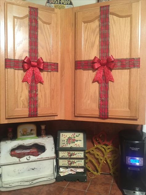 Present Wrapped Cabinets, Granny House, Christmas Bows Diy, Kitchen Wrap, Kitchen Christmas, Diy Bows, Christmas Kitchen Decor, Burlap Christmas, Office Christmas Decorations