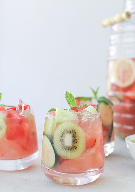 WATERMELON & HONEYDEW SANGRIA RECIPE Watermelon Sangria, Sangria Recipe, Sazerac, Gin Fizz, Sangria Recipes, Pretty Drinks, Riesling, Negroni, Refreshing Cocktails