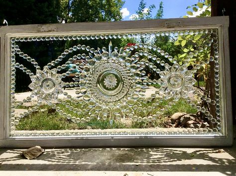 Stained Glass Mosaic Window, Old Window Art, Broken Glass Crafts, Glassware Garden Art, Diy Stained Glass Window, Window Crafts, Beach Glass Crafts, Real Crystals, Glass Window Art