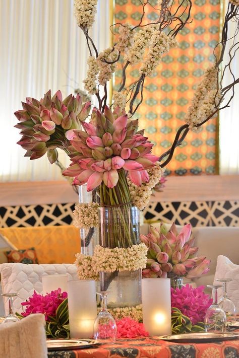 Teej Festival Decoration Jhula, Indian Wedding Flower Arrangements, Ganpati Table Decoration Ideas, Lotus Decoration Ideas Wedding, Diwali Floral Decor, Indian Flower Arrangements, Princess Jasmine Centerpiece Ideas, Jasmine Centerpiece Ideas, Lotus Table Decor