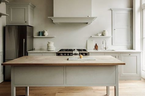 A longstanding favorite kitchen in Battersea by UK cult kitchen design company Plain English. Plain English Battersea Townhouse | Remodelista Georgian Kitchen, Plain English Kitchen, British Kitchen, Plain English, English Kitchens, Ideas Hogar, Classic Kitchen, Kitchen Benches, Favorite Kitchen