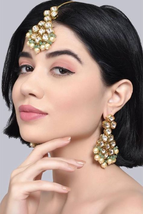 JADE KUNDAN MANG TIKKA AND EARRING PERFECT FOR WEDDING OCCASION Kundan Chandbali, Mang Tika, Water Fashion, Sabyasachi Jewellery, Pastel Beads, Maang Tikka, Outfits Petite, Kundan Earrings, Jewellery Gold