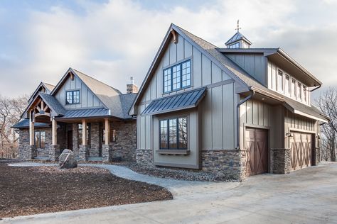 Mountain Home Exterior, Exterior Home Design, Rustic Exterior, Farmhouse Style House Plans, Exterior Home, Casa Exterior, House Siding, House Exteriors, Barn Style House