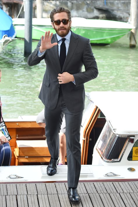 Jake Gyllenhaal Style, Stylish Men Wear, Jake G, Charcoal Gray Suit, A Man In A Suit, Man In A Suit, Best Dressed Man, Estilo Country, Boating Outfit