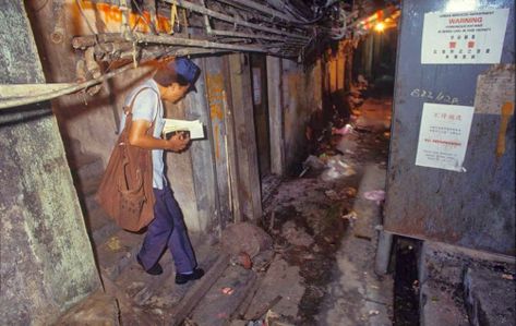 Amazing photos of daily life in Kowloon Walled City, Hong Kong in the 1980s (24) Kai Tak Airport, Kowloon Walled City, Walled City, World Images, Historical Images, Business Insider, Park City, City Photo, Hong Kong