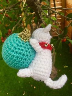 Amigurumi Neko Atsume Snowball ornament. Designed and crocheted by me :) Cat Ornament Crochet, Crochet Christmas Hanging Decorations, Cat Christmas Crochet, Crochet Patterns Christmas Ornaments, Crochet Cat Ornament, Christmas Cat Crochet, Crochet Bathroom Decor, Christmas Ornament Crochet Pattern, Christmas Crochet Decor