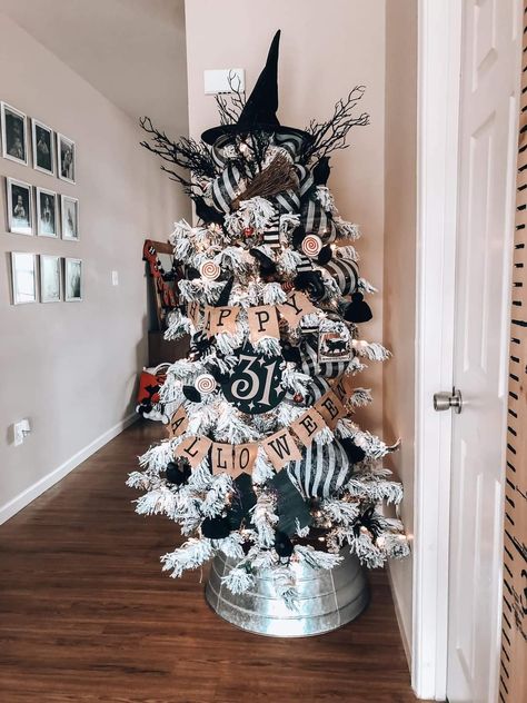 Witch Themed Christmas Tree, White Halloween Tree Decorating Ideas, Christmas Tree Halloween Decor, White Halloween Tree, Black Christmas Tree Nightmare Before Christmas, Halloween Tree White, Halloween Cristhmas Tree, Halloween Trees Ideas, Country Halloween Decor