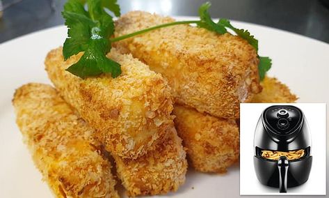 How to make halloumi fries in a Kmart air fryer in 10 minutes Potato Bomb, Halloumi Chips, Halloumi Fries, Fried Chips, Grilled Halloumi, Australia Food, Air Fryer Dinner Recipes, Chips Recipe, Air Fryer Recipes Healthy