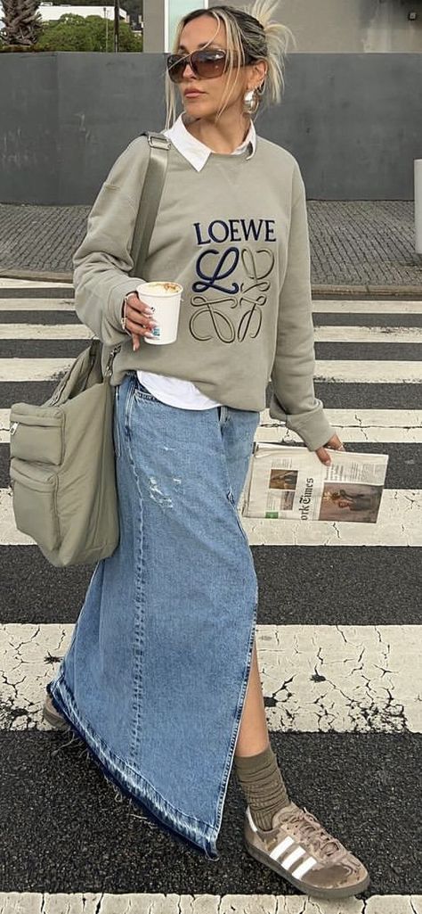 Long Jean Skirt Outfits Winter, Long Denim Skirt Outfit Street Styles, Denim Skirt Street Style, Denim Skirt Outfit Winter, Long Denim Skirt Outfits, Skirt Outfits For Women, Winter Maxi Skirt Outfit, Long Denim Skirt Outfit, Street Style 2023