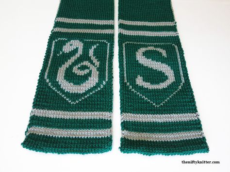 Show off your Slytherin spirit with this reversible, thick Hogwarts scarf knitting pattern inspired by the Harry Potter house! Ravenclaw Crochet, Ravenclaw Scarf, Harry Potter Knit, Double Knitting Patterns, Harry Potter Crochet, Grid Patterns, Crochet Scarf Pattern, Harry Potter Scarf, Knit Projects