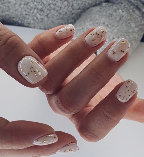 Nail Art Shellac Design, Nursing Nails Natural, Minimalist Nail Art Fall, Nude Nails White Design, Foil Flake Nails, Neutral And Gold Nails, Ongles Blanc Laiteux Nail Art, Gold Fleck Nails, Nail Art Minimal