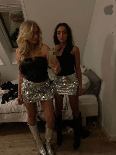 Silver Mini Skirt Outfit, Sequin Skirt Outfit Parties, Glitter Party Outfit, Sequin Mini Skirt Outfit, Sparkly Skirt Outfit, Outfit Soiree, Nye Look, Sequin Skirt Outfit, Glitter Outfit