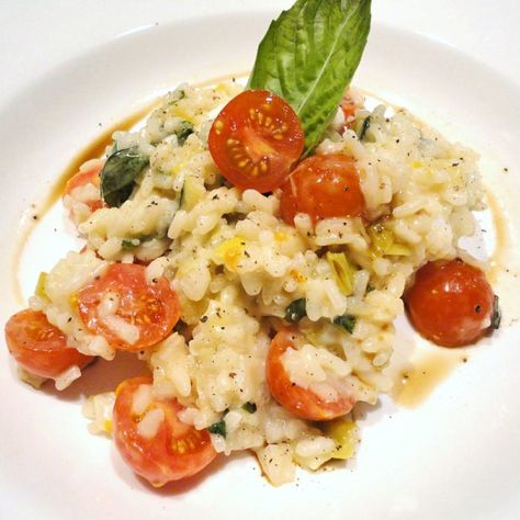 Easy Caprese Risotto - A quick and easy lunch or dinner recipe. A great use for the end of the season garden tomatoes and basil. Recipe on basilmomma.com Caprese Risotto, Vegetarian Main Dish, Garden Tomatoes, Risotto Recipe, Vegetarian Main Dishes, Summer Tomato, Risotto Recipes, Easy Lunch, Ultimate Comfort Food