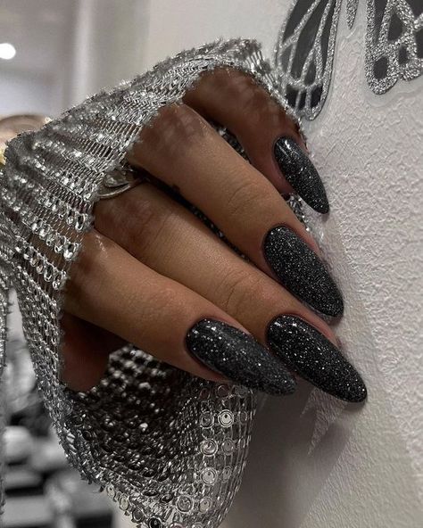 Top Fall Nail Colors: Inspiring 16 Ideas for Black Nails Black Wedding Nails, Sparkly Black Nails, Black Sparkle Nails, Sparkle Gel Nails, Black Nails With Glitter, Bridesmaids Nails, Nails Yellow, Her Nails, Nails Polish