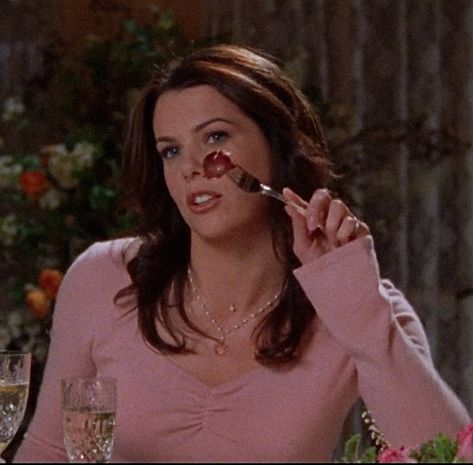 Lorelai Gilmore Pfp, Lorelie Gilmore Girls Aesthetic, Lorelai Gilmore Pink, Lorelei Gilmore Season 1, Lorelai Gilmore Eating, Lorelei Gilmore, What Makes Me Me, Gilmore Girls Characters, Paris Geller