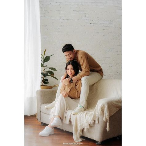 Pajama Prenup Shoot, Sofa Poses Photo Ideas Couple, Prewed Casual Indoor, Prewedding Outfit Ideas Casual, Photoshoot Couple Studio, Indoor Prewedding Concept, Indoor Prenup Shoot, Pre Wedding Casual, Studio Prenup