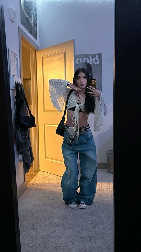 Aliahya Outfits, Sza Inspo Outfits Concert, Slightly Baggy Jeans Outfit, Good Will Outfits, Baggy Jeans Party Outfit, Stylish Baggy Outfits, Streetwear Fits Girl, School Outfits Inspo 2024, Vest Tank Top Outfit