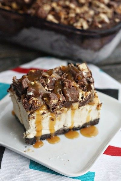 Frozen Snickers Lasagna Peanut Butter Lasagna, Dessert Lasagna, Frozen Peanut Butter, Beach Cookies, Chocolate Lasagna, Peanut Butter Desserts, Dessert Pizza, Bake Desserts, Ice Cream Desserts