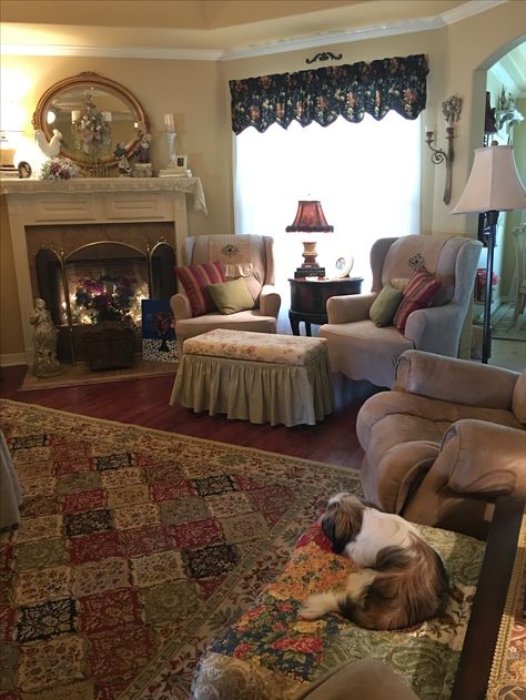 Midwest Living Room, Old Lady Decor, Granny Apartment, Grandmacore Living Room, Mediterannean House, Grandparents House Aesthetic, Old Home Aesthetic, Old Lady House, Grandma Living Room