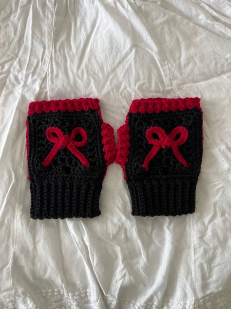 Crochet Warmers Hand, How To Crochet Hand Warmers, Hand Gloves Crochet, How To Make Hand Warmers, Crochet With Red Yarn, Crochet Hand Warmers Pattern, Things To Crochet With Black Yarn, Red Yarn Crochet Projects, Crochet Hand Warmers Free Pattern