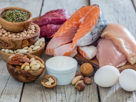 ¿Alguna vez te has preguntado cuánta proteína hay en la carne, pollo y pescado y otras fuentes de proteína? A veces nos vamos con la finta pero te vas a sorprender con la verdad. Nutrition Sportive, Protein Rich Foods, Low Carbohydrate Diet, Healthy Family Meals, Protein Diets, Food Nutrition, Soy Protein, Best Protein, High Protein Diet