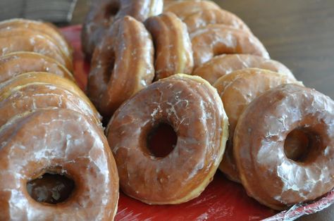 Amish Light-As-A-Feather Doughnuts | RecipeLion.com Amish Pie, Amish Bakery, Pennsylvania Dutch Recipes, Mennonite Recipes, Homemade Doughnuts, Glazed Donuts, Breakfast Bread Recipes, Doughnut Recipe, Amish Recipes