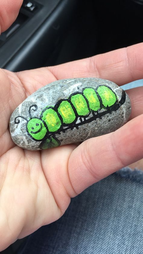 Caterpillar Rock Painting Ideas, Caterpillar Rock Painting, Portrait Drawing Tips, Art Competition Ideas, Garden Rock Art, Painted Rock Animals, Decorated Flower Pots, Stone Art Painting, Painted Rocks Kids